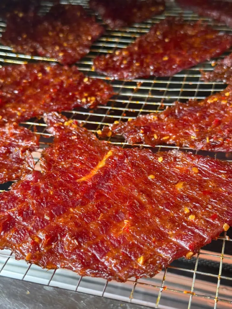 Cận cảnh miếng bò ướp sả ớt trên vỉ