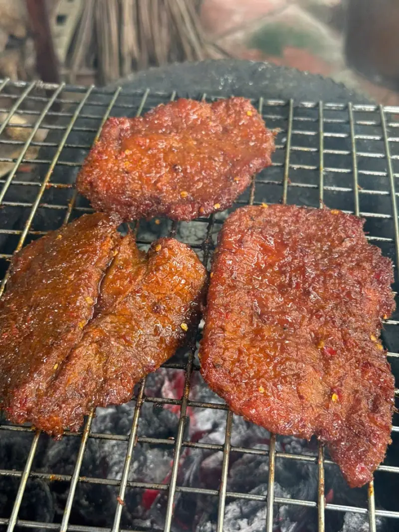 Nướng lại khô bò trên bếp than