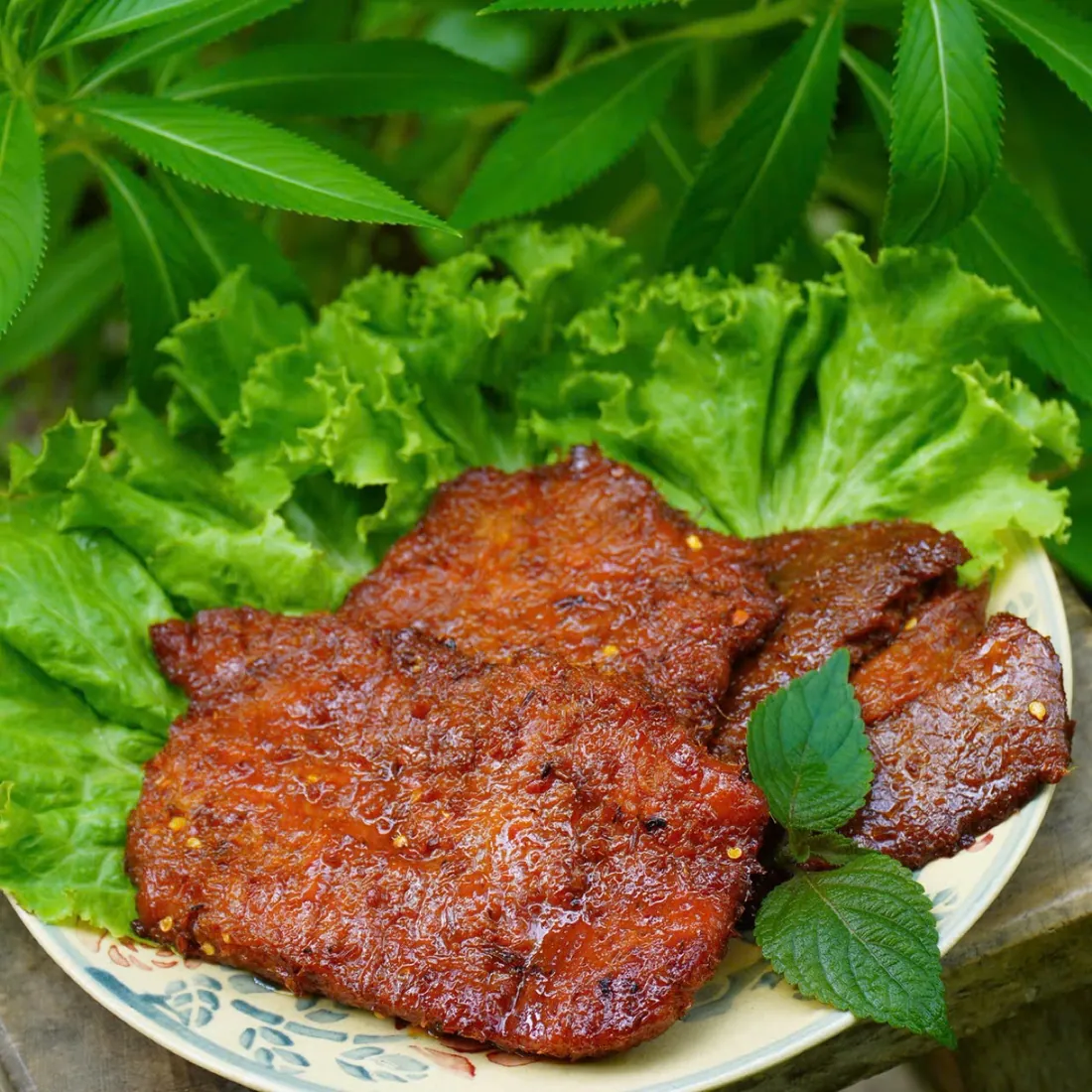Đĩa khô bò một nắng Cô Ba Miền Tây bày với rau xà lách