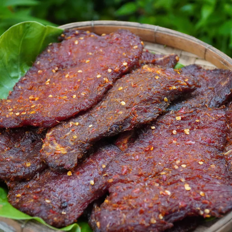 Mẻ khô bò một nắng vừa sấy xong xếp trên mẹt tre