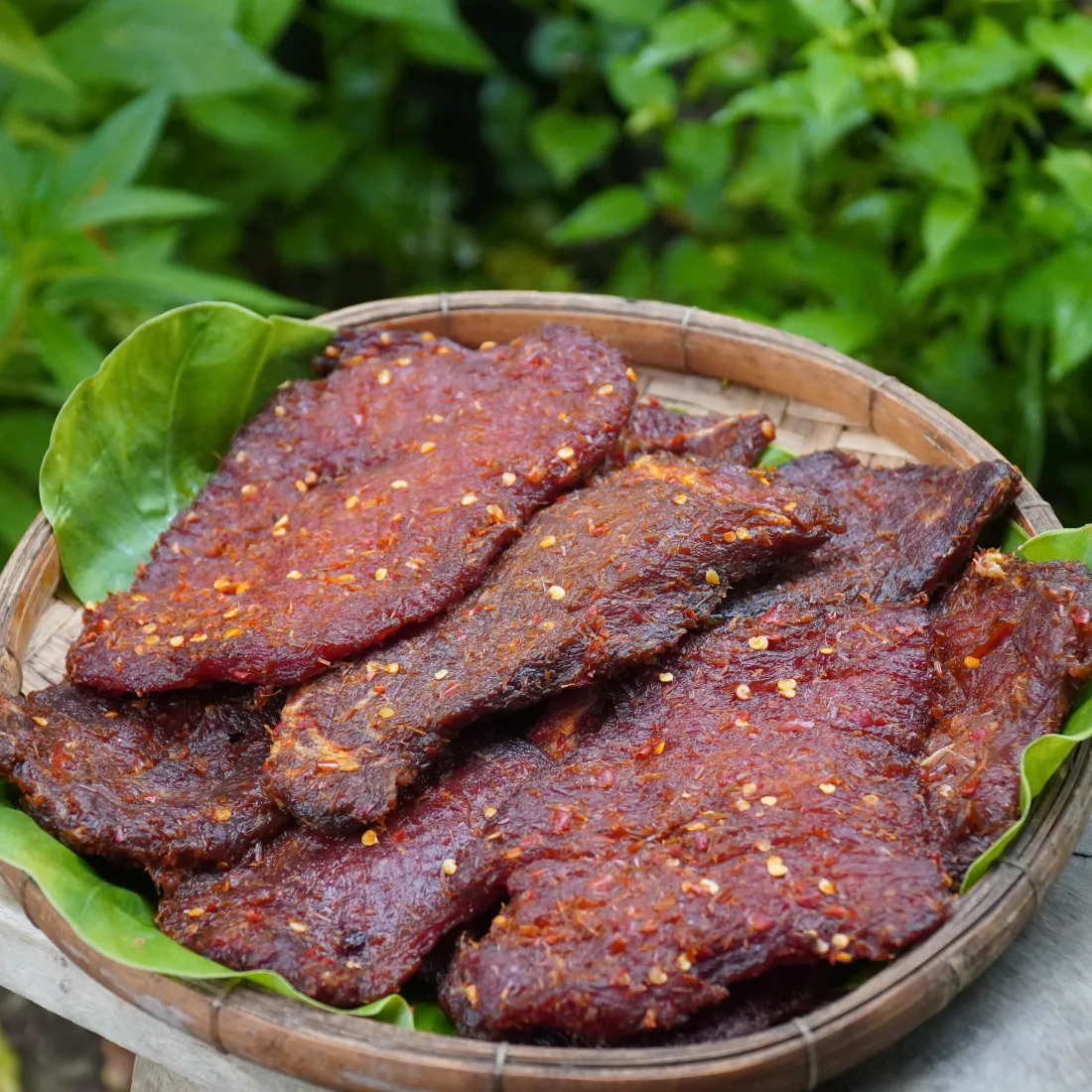 Mẹt khô bò một nắng Cô Ba Miền Tây bày trên lá tại vườn nhà